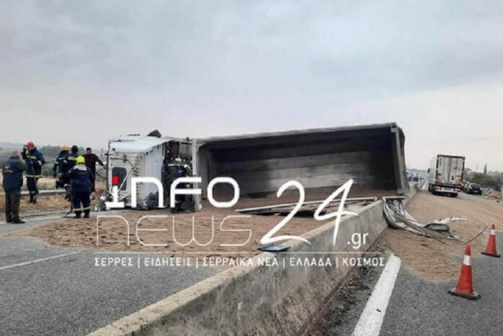 Σέρρες: Ανατροπή φορτηγού μετά από τροχαίο – Διακοπή κυκλοφορίας στην Εγνατία Οδό