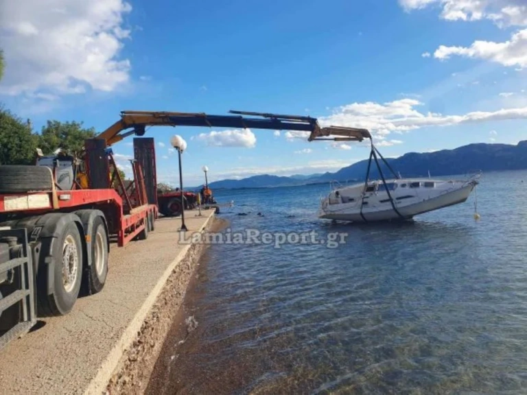 Φθιώτιδα: Αναποδογύρισε σκάφος λόγω των δυνατών ανέμων [εικόνες]