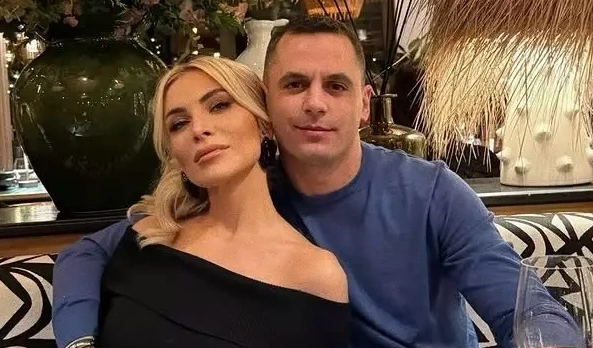Κατερίνα Καινούργιου: Το δημόσιο φιλί στο σύντροφο της, Παναγιώτη Κουτσουμπή σε νυχτερινή τους έξοδο [βίντεο]