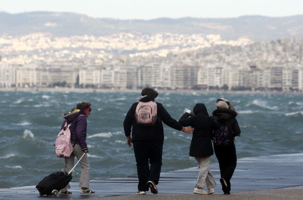 Καιρός: Έρχεται ψυχρή εισβολή και φέρνει τσουχτερό κρύο – Πού θα χιονίσει