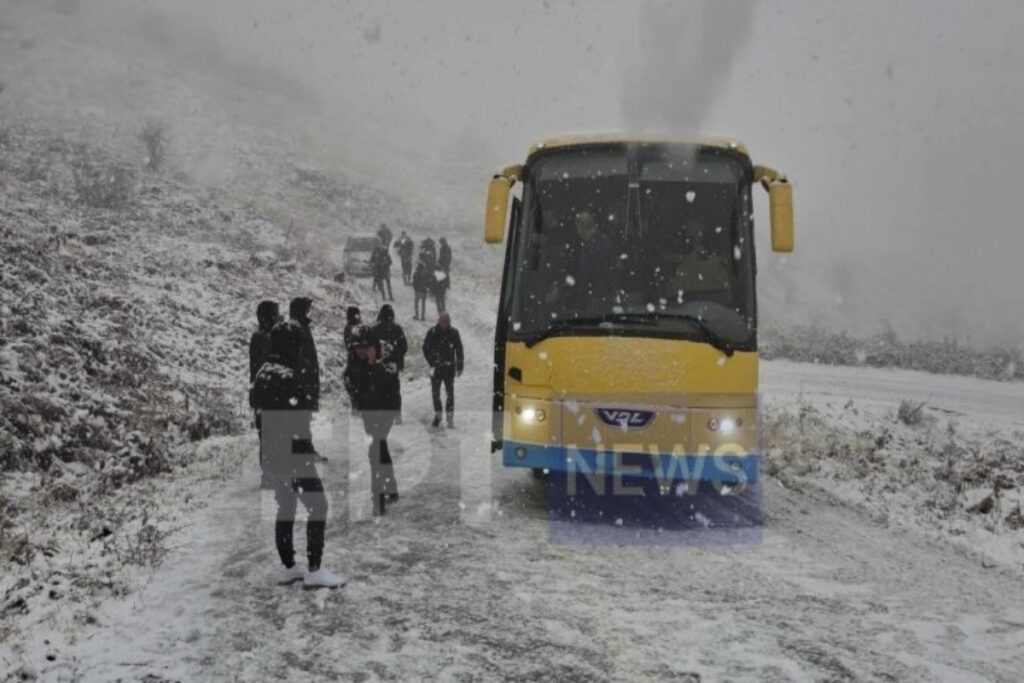 Καστοριά: Λεωφορείο «κόλλησε» στα χιόνια – Απεγκλωβίστηκαν επιβάτες
