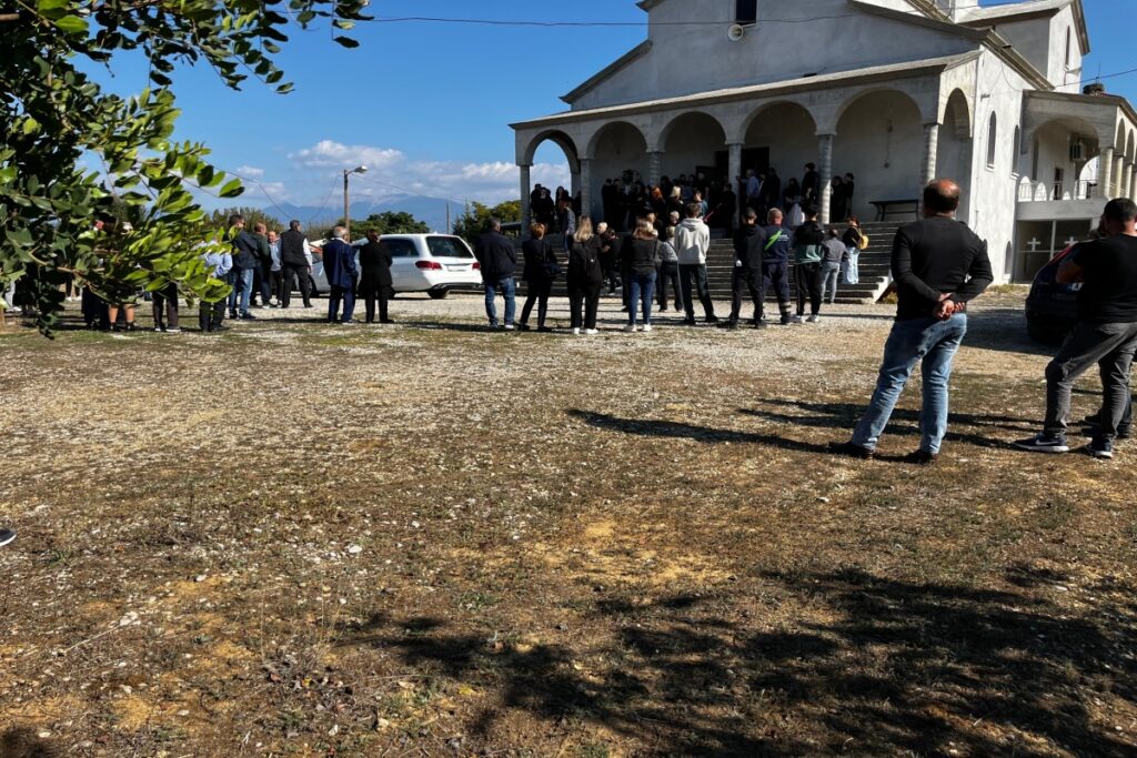 Αγρίνιο: Ράγισαν καρδιές στην κηδεία του 20χρονου Άκη που σκοτώθηκε σε τροχαίο [φωτο]