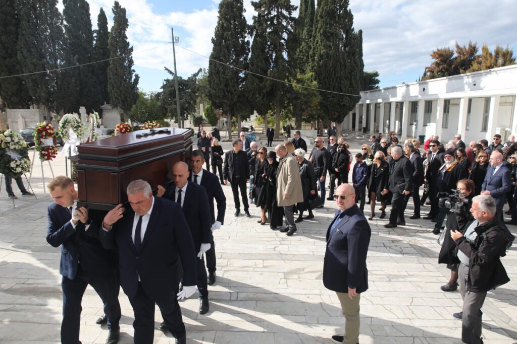 Δημήτρης Σούρας: Πλήθος κόσμου στο τελευταίο αντίο [φωτο]