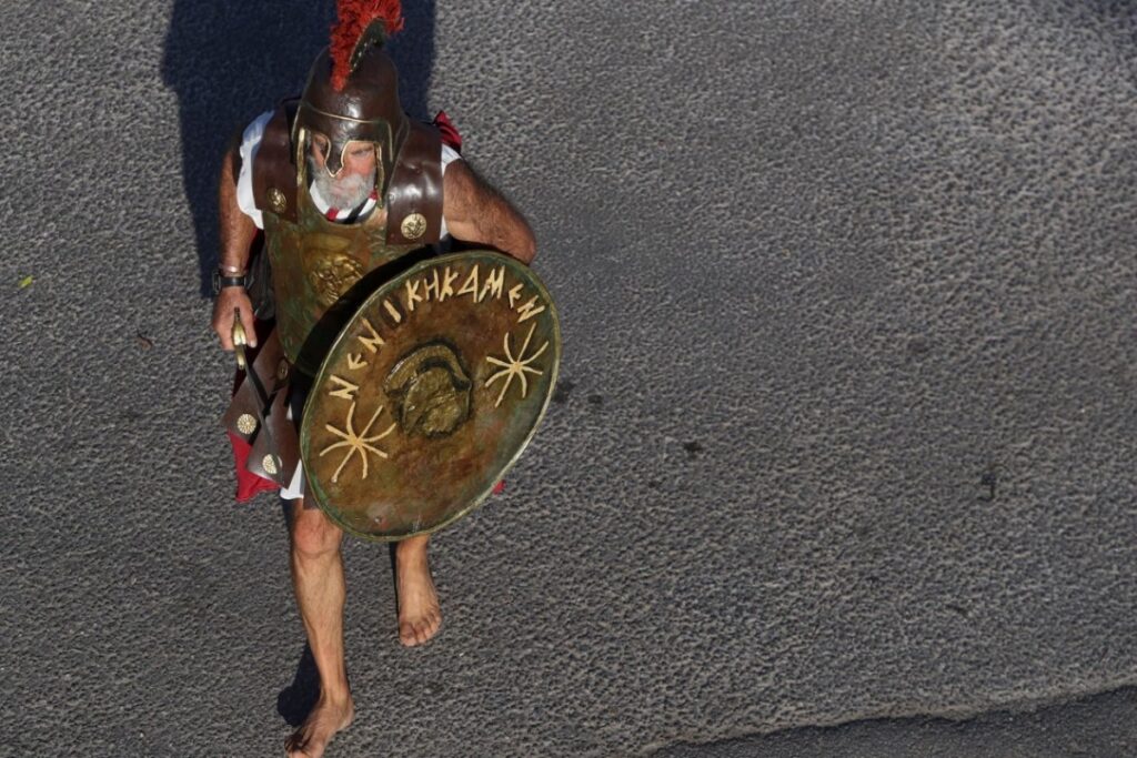 41ος Αυθεντικός Μαραθώνιος Αθήνας: Άνδρας εμφανίστηκε με στολή αρχαίου Έλληνα