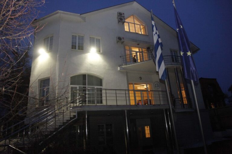 Ουκρανία: Κλείνει και η ελληνική πρεσβεία στο Κίεβο – Έντονοι φόβοι για επίθεση