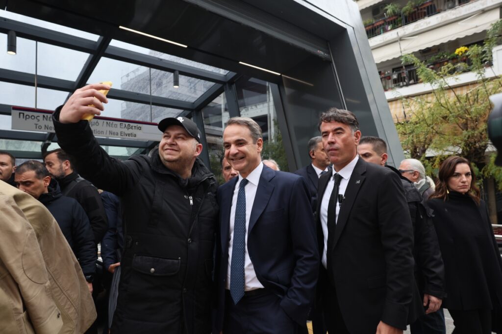 Θεσσαλονίκη: Βόλτα Μητσοτάκη γύρω από τους σταθμούς του Μετρό – Μίλησε με καταστηματάρχες 
