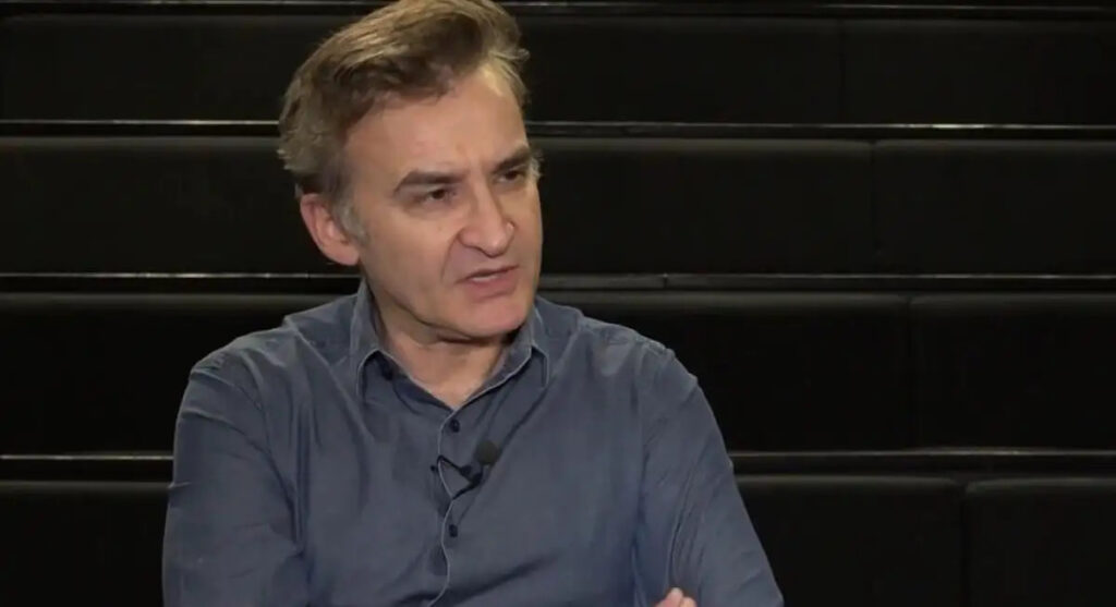 Νίκος Ορφανός: «Δεν επέτρεψα να λιποψυχήσει κανείς» – Τι λέει για την περιπέτεια της υγείας του – Τι είναι το κρανιοφαρυγγίωμα