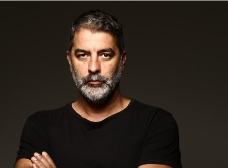 Βασίλης Μπισμπίκης: To νέο look στην εμφάνιση του – Γιατί δεν θα είναι στο θέατρο; [βίντεο]
