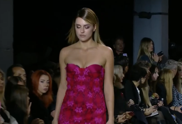 Athens Fashion Week: Tο… παρ’ ολίγον ατύχημα στην πασαρέλα της Κάτιας Ταραμπάνκο [βίντεο]