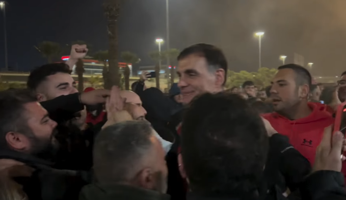 Ολυμπιακός: Αποθεώθηκε ο Μπαρτζώκας – Δείτε πως οι φίλαθλοι υποδέχτηκαν τους παίκτες [βίντεο]