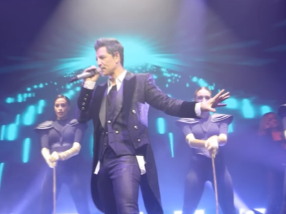 Σάκης Ρουβάς: H «εκρηκτική» πρεμιέρα του στο Cabaret! – Στο νυχτερινό κέντρο βρέθηκε και ο Κωνσταντίνος Αργυρός [βίντεο]