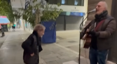 Σταύρος Ξαρχάκος: «Λύγισε» με έναν πλανόδιο μουσικό που έπαιζε τραγούδι του [βίντεο]