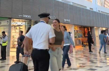 TikToker έβγαζε βίντεο και έπεσε πάνω της ένας πιλότος – Η αμήχανη στιγμή που τους έκανε ζευγάρι [βίντεο]