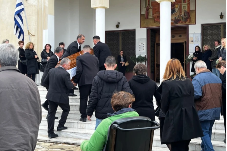 Σε κλίμα οδύνης η κηδεία της Δώρας που δολοφονήθηκε στο Αγρίνιο – Τραγική φιγούρα ο σύντροφος της [εικόνες- βίντεο]