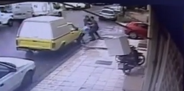 Τρίκαλα: Βίντεο απο την ένοπλη ληστεία με απειλή μαχαιριού σε σεκιούριτι που γέμιζαν ΑΤΜ – Τραυματίστηκε ένα άτομο