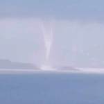 Ένα εντυπωσιακό φαινόμενο στους Άγιους Θεοδώρους: Εμφανίστηκε υδροστρόβιλος [βίντεο]