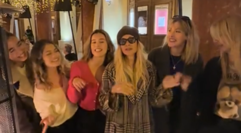 Άννα Βίσση: Το βίντεο στο TikTok της που τραγουδά με θαυμάστριές της ξεπέρασε τις 400.000 προβολές