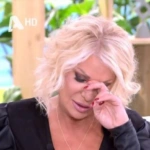 «Λύγισε» η Στέλλα Μπεζαντάκου: «Έχω νιώσει να με χλευάζουν πηγαίνοντας καλεσμένη σε μία εκπομπή» [βίντεο]