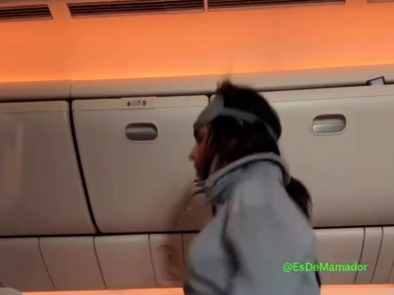 Απίστευτο περιστατικό σε πτήση: Μια influencer έκανε προπόνηση μέσα σε αεροπλάνο – «Η ηλίθια της χρονιάς» [βίντεο]