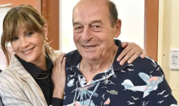 Το συγκινητικό «αντίο» της Παπαχαραλάμπους στον Μανουσάκη – «Μου έδωσες τα φτερά και με άφησες να πετάξω»