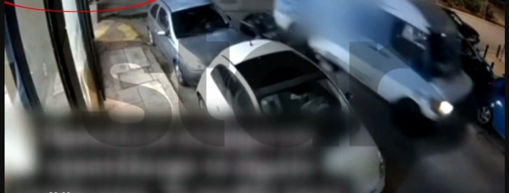 Βίντεο ντοκουμέντο απο το τροχαίο στην Αθήνα: Φορτηγάκι παρέσυρε και εγκατέλειψε οδηγό μηχανής