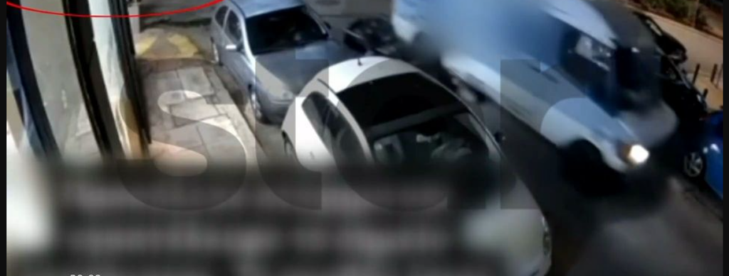 Βίντεο ντοκουμέντο απο το τροχαίο στην Αθήνα: Φορτηγάκι παρέσυρε και εγκατέλειψε οδηγό μηχανής