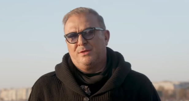 Aντώνης Ρέμος: Η απίστευτη ατάκα του σε βίντεο στο Tik Tok από το Λονδίνο – «Παιδιά εκεί που προχωρούσα…» [βίντεο]