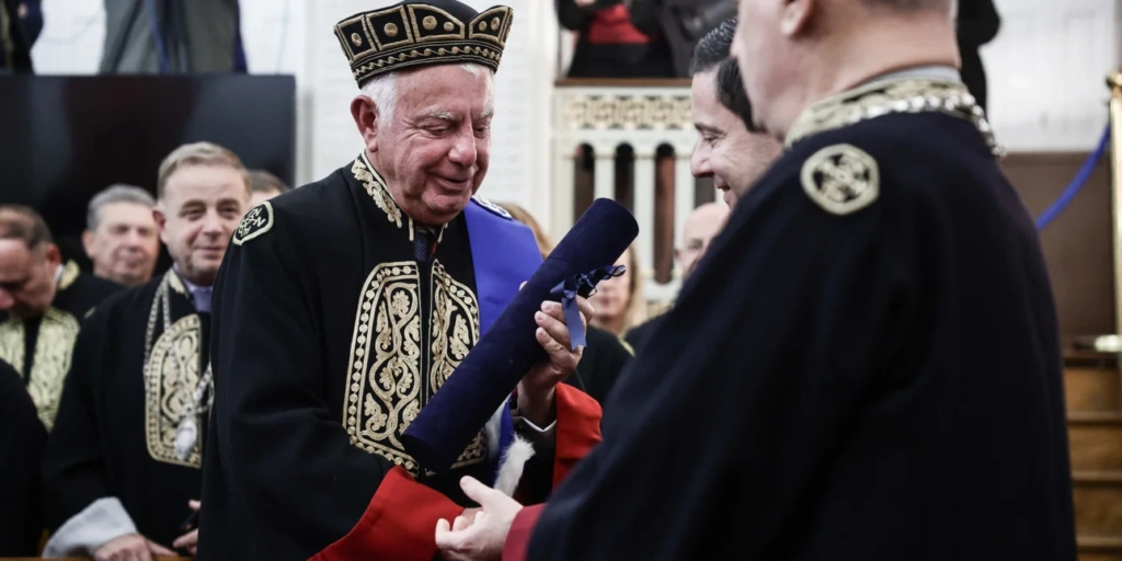 Παναγιώτης Πικραμμένος: Αναγορεύθηκε επίτιμος διδάκτορας της Νομικής Αθηνών, παρουσία της ΠτΔ και υπουργών
