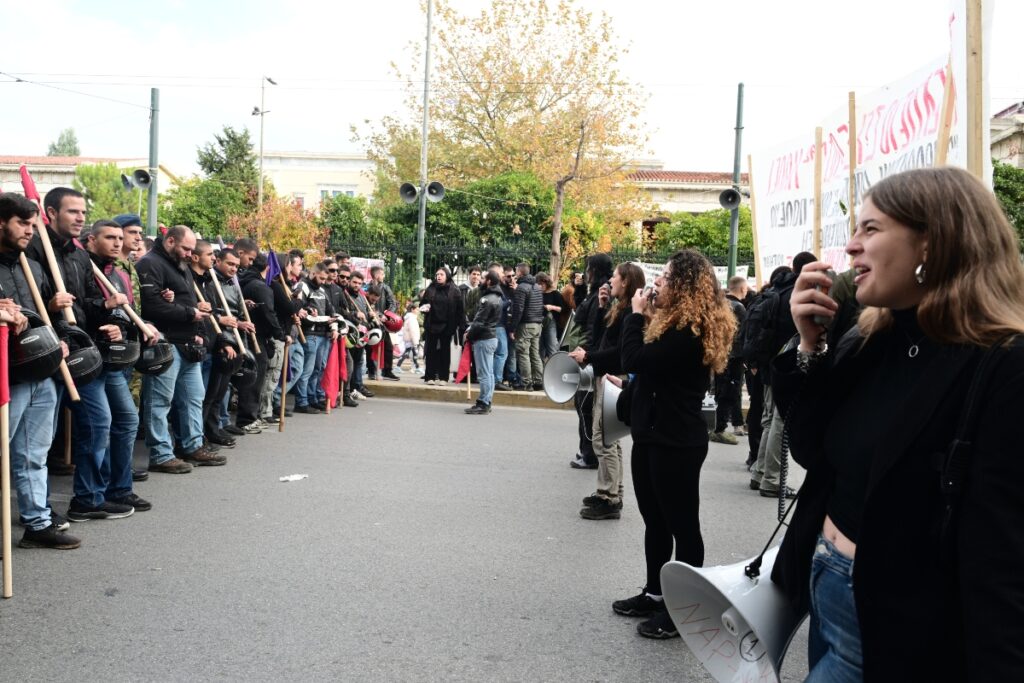 Πολυτεχνείο: Ξεκίνησε η πορεία προς την αμερικανική πρεσβεία – Πλήθος κόσμου στις εκδηλώσεις μνήμης,