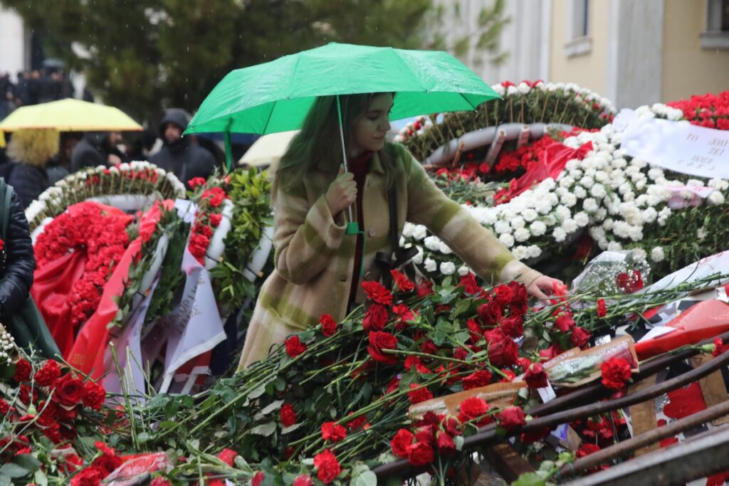 Πολυτεχνείο: Υπό βροχή ο εορτασμός της 51η επετείου – Ανοιχτοί οι σταθμοί του Μετρό σε Μοναστη