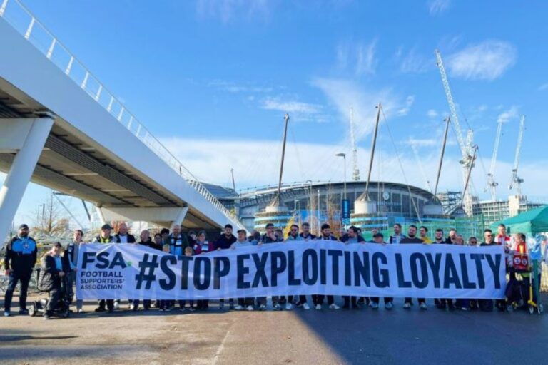 Premier League: Οπαδοί από το Μάντσεστερ και το Λίβερπουλ διαμαρτύρονται για τις τιμές των εισιτηρίων 