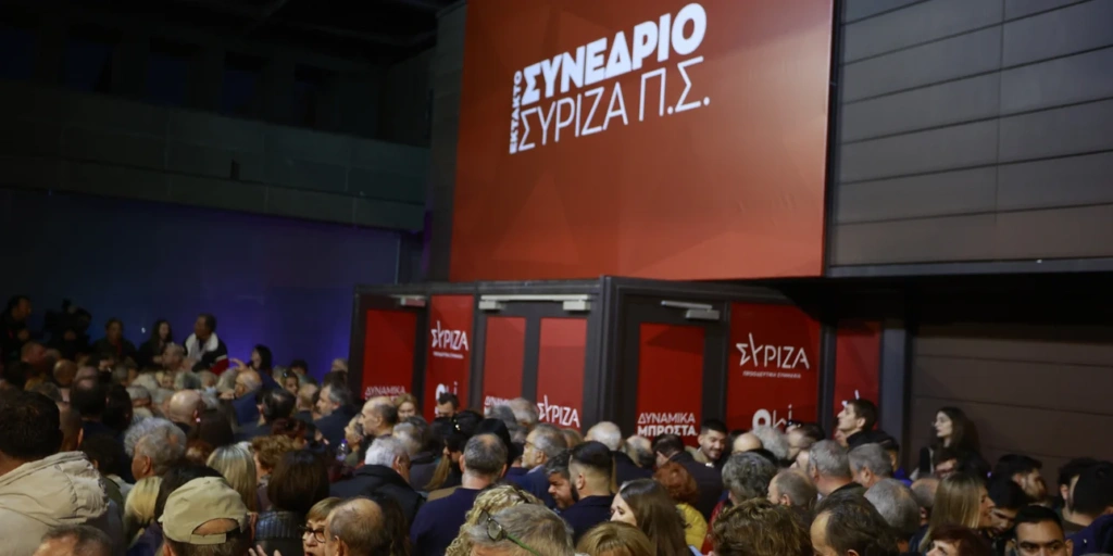 Συνέδριο ΣΥΡΙΖΑ: Πλήθος κόσμου έξω από το μπουζουξίδικο – «Στέφανε προχώρα σε θέλει όλη η χώρα» φωνάζουν οι Kasselistas – Ο κακός χαμός με τη διαπίστευση Κασσελάκη