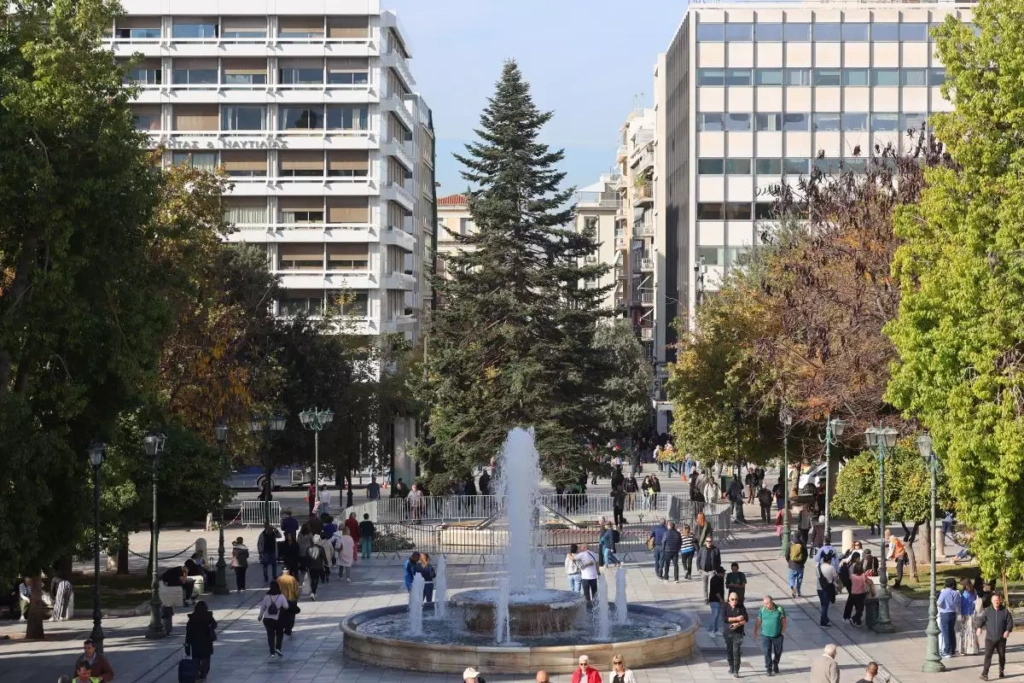 Στήθηκε το Χριστουγεννιάτικο δέντρο στο Σύνταγμα ύψους σχεδόν 20 μέτρων – Πότε θα γίνει η τελετή φωταγώγησης; [βίντεο]
