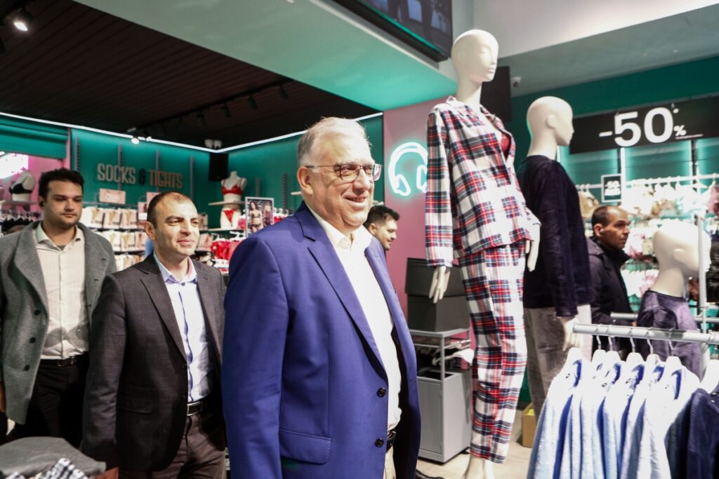 Στην Ερμού ενόψει Black Friday ο Θεοδωρικάκος – Πρόστιμα για παραπλανητικές εκπτώσεις [βίντεο]