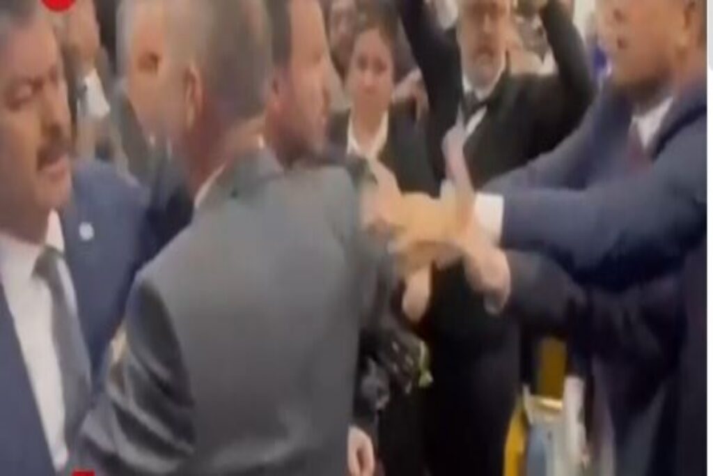 Τουρκία: Σε ρινγκ μετατράπηκε το Κοινοβούλιο – Υπουργός πιάστηκε στα χέρια με βουλευτές [βίντε