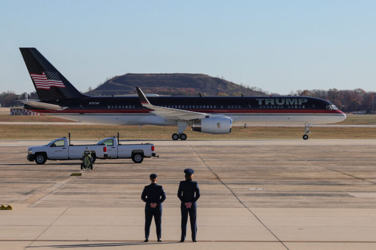 Μέσα στο Trump Force One: Χρυσές ζώνες ασφαλείας, κρεβάτι king size – Ξενάγηση στο ιδιωτικό τζετ του Τραμπ από την εγγονή του