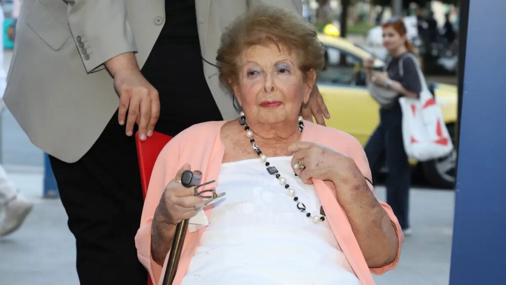 Βέφα Αλεξιάδου: «Στην κηδεία δεν ήρθαν ούτε οι εγγονές της», λέει στενή της φίλη [βίντεο]