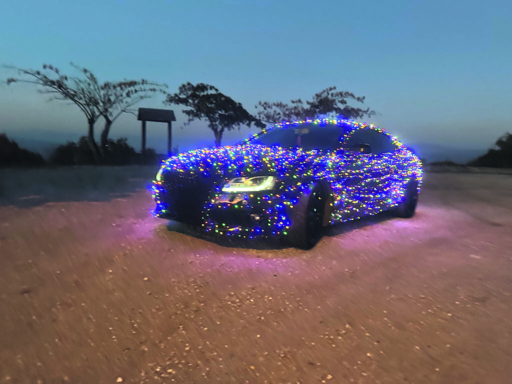 Αυτός είναι ο οδηγός του Audi Α5 quattro με τα 3.800 χριστουγεννιάτικα λαμπιόνια – Τι μας λέει για την ιδέα του και τι προβλέπει ο ΚΟΚ