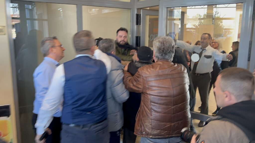 Λάρισα: Επίθεση από συγγενείς θυμάτων των Τεμπών δέχθηκε ο Κώστας Αγοραστός