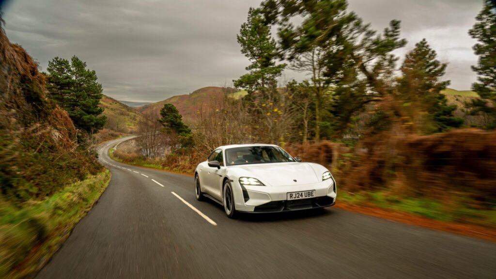Χριστουγεννιάτικο ταξίδι παρέα με μια Porsche Taycan Turbo S