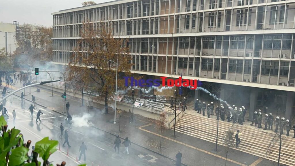 Επεισόδια με μολότοφ έξω από τα Δικαστήρια Θεσσαλονίκης