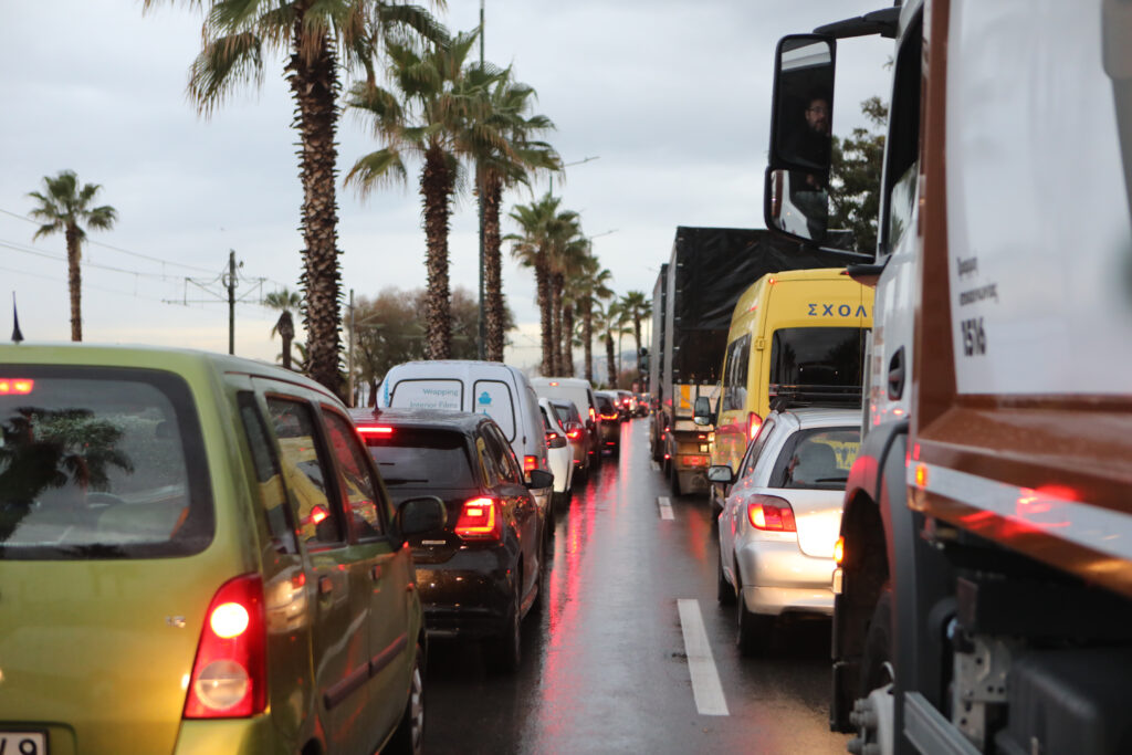 Κίνηση: Μόνο προβλήματα και κυκλοφοριακό χάος στους δρόμους – Η βροχή έφερε… ουρές σε Κη