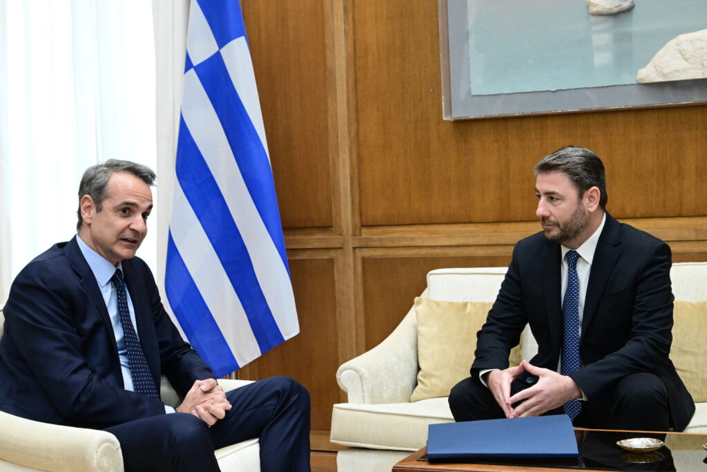Σε εξέλιξη το τετ α τετ Μητσοτάκη – Ανδρουλάκη: «Είμαστε στην ώρα μας – Κάθε πράγμα στον καιρό