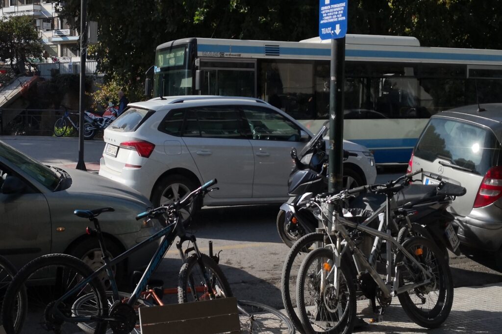 Έρευνα αποκαλύπτει: Και με το αυτοκίνητο στο… περίπτερο – Tο 82% των Ελλήνων οδηγούν για