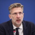 Σκέρτσος: Κατά μισό έως δύο μισθούς αυξάνεται το διαθέσιμο εισόδημα για κάθε εργαζόμενο