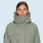 Κερδίστε τη μάχη του στυλ τον χειμώνα – 5 άνορακ που σας προστατεύουν από τη βροχή