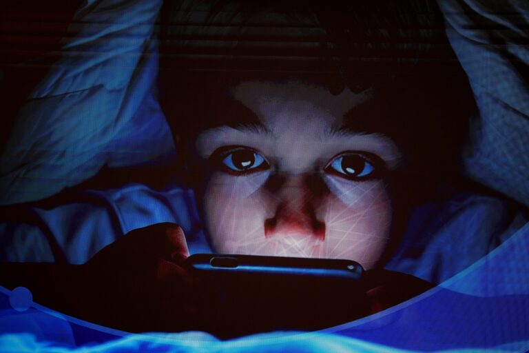 Έρχεται μπλόκο στα social media σε παιδιά κάτω των 15 ετών – Ο ρόλος του Kids Wallet