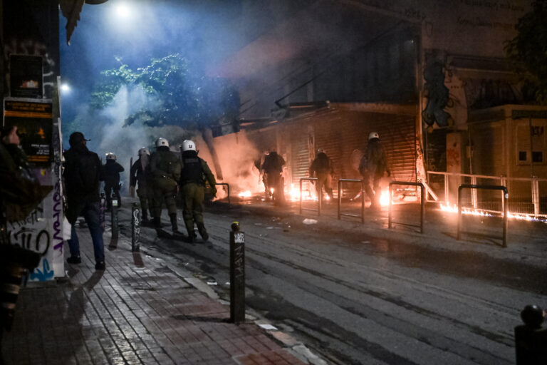Εξάρχεια: Δύο ταυτόχρονες επιθέσεις σε διμοιρίες της Αστυνομίας.
