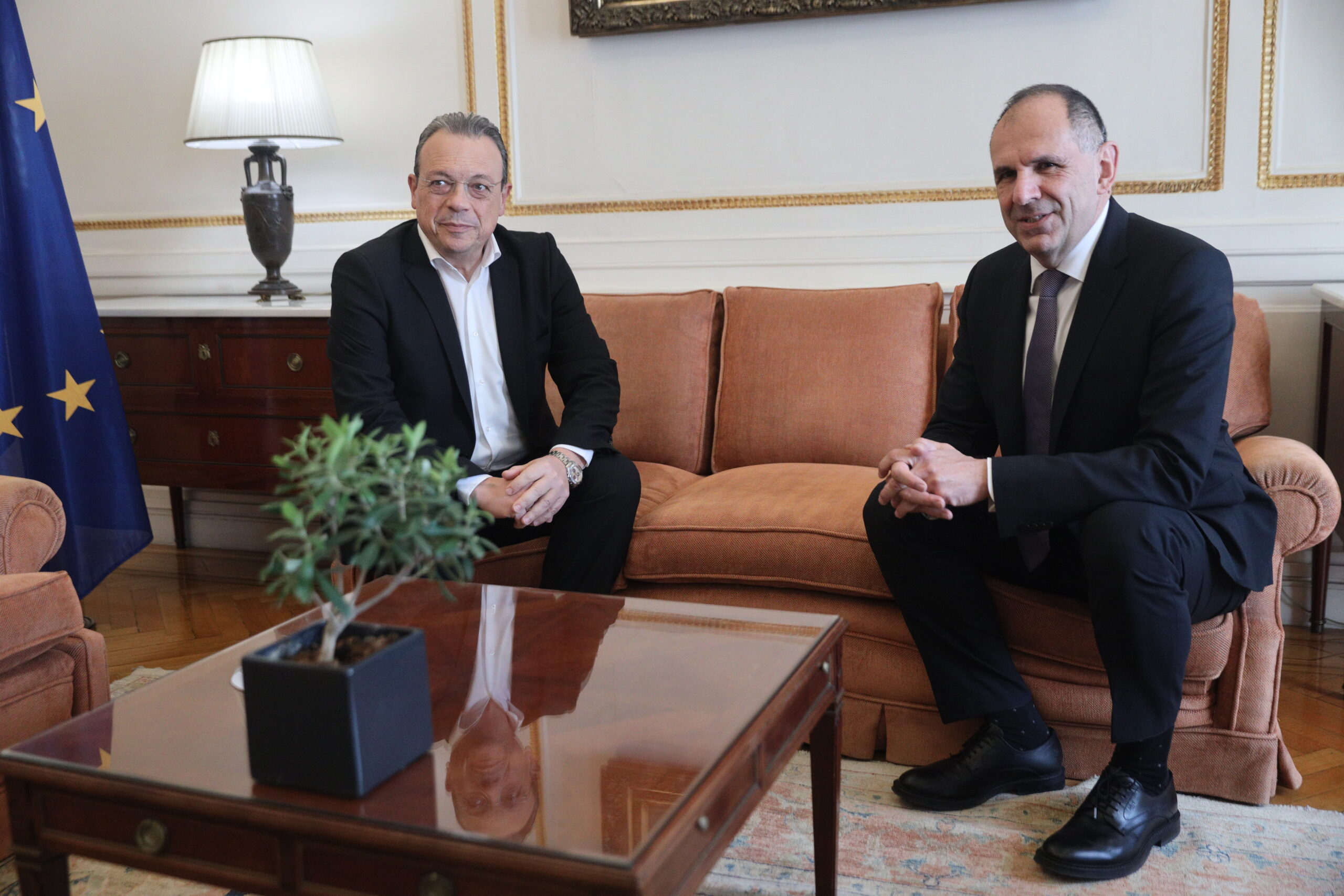 Συνάντηση Φάμελλου με Γεραπετρίτη: «Συμβάλλουμε στον διάλογο για τα εθνικά θέματα, χωρίς εξυπηρέτηση