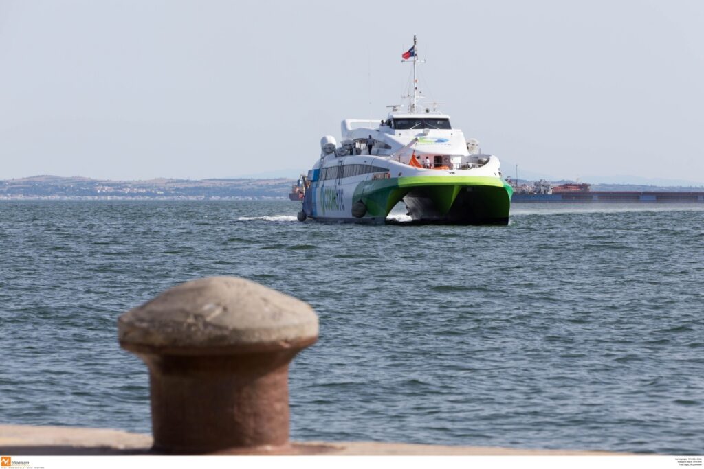 Μηχανική βλάβη σε πλοίο που μεταφέρει 115 επιβάτες – Επιστρέφει στον Πειραιά